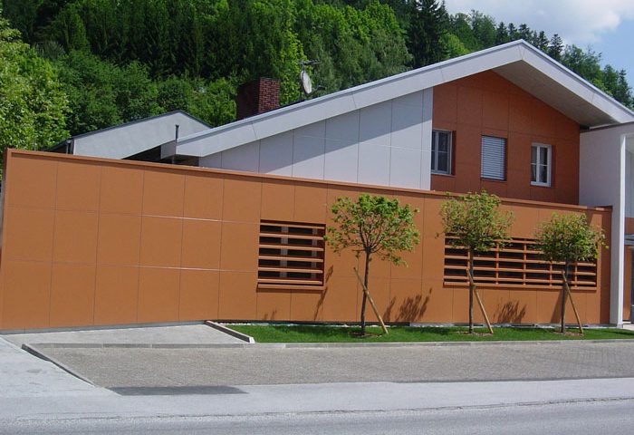 Modernes Haus mit schrägem Dach und Eternid-Fassadengestaltung