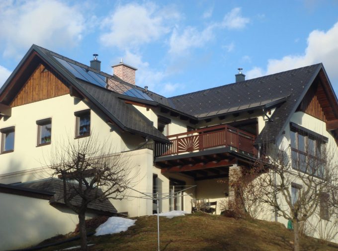 Rustikales Wohnhaus mit Dach von Klammler
