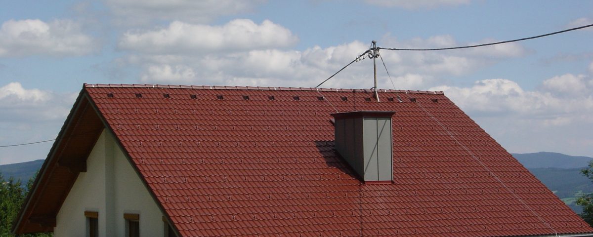 Dach mit Kamin und Blitzableiter im Almenland